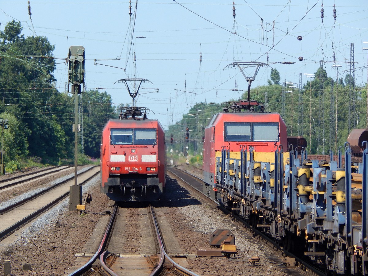 Treffen zweier 152er in Recklinghausen Süd. Links wartet 152 104-6 und rechts fährt 152 053-5.

Recklinghausen 30.06.2015