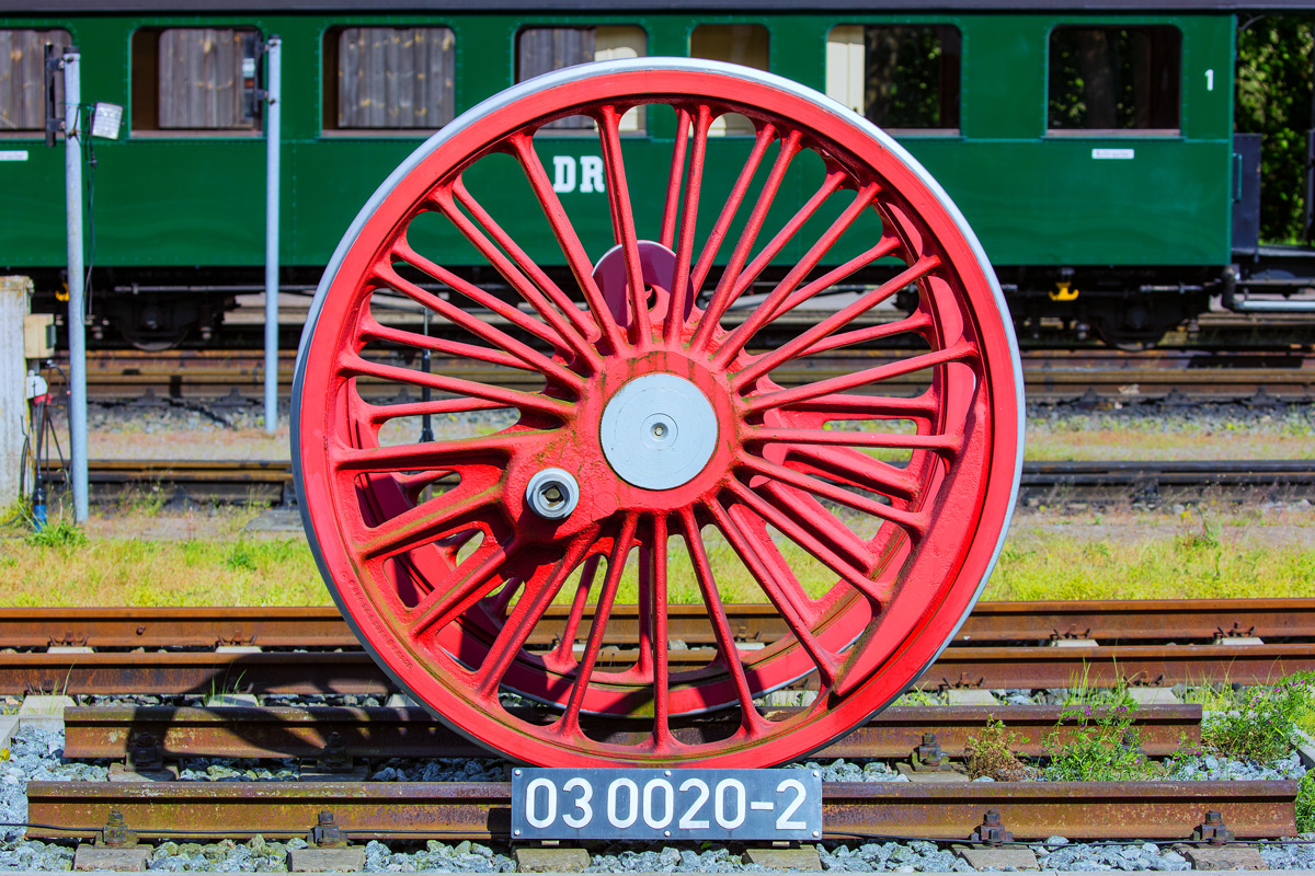 Treibachse mit Lokschild auf dem Bahnhof Putbus. - 27.05.2017