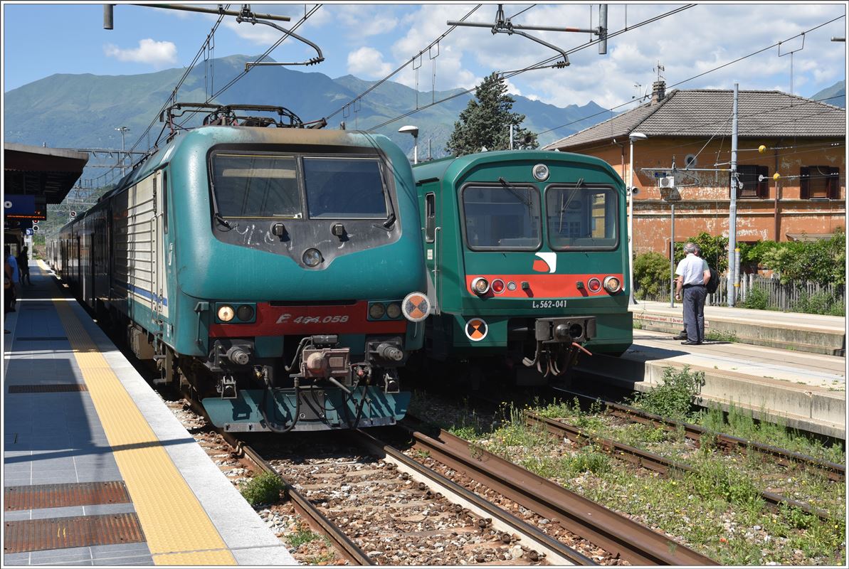 TrenItalia fährt noch mit den E464 Pendelzügen im Veltlin, die komfortmässig auch nicht viel besser sind als die Ale. E464-058 neben Le 561-041 in Colico. (28.06.2016)