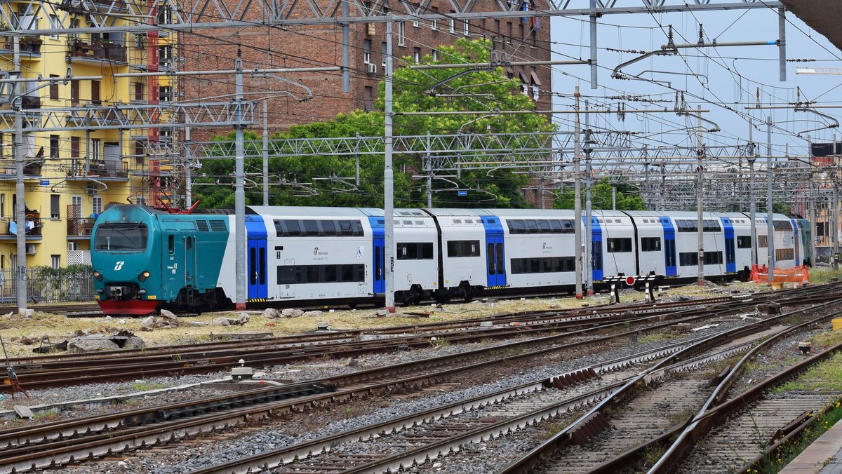 Treno 42 fährt aus Richtung Fiumicino am 21.05.2018 in Bahnhof ROma Ostiense ein.
