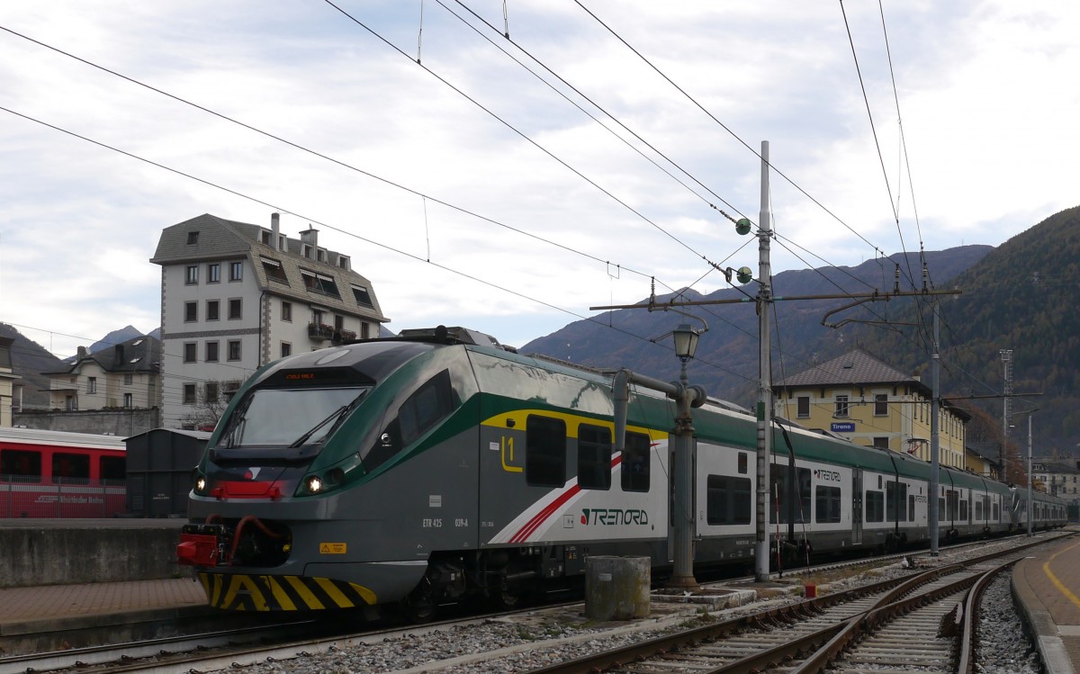 TRENORD ETR425_039+ETR425_063 abfahrbereit im Endbahnhof Tirano der FS als R2563 von Tirano 09:08 nach Milano-Centrale 11:40.
2015-11-17 Tirano 