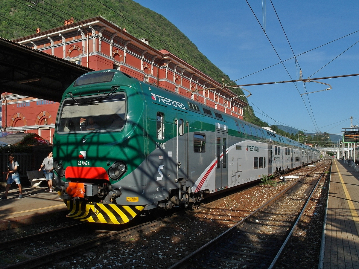 TRENORD-Triebzug der Baureihe EB 711 hat am 16.05.2015 als Regionalzug von Milano Nord Bovisa kommend sein Ziel am Lago Maggiore, den Kopfbahnhof von Laveno-Mombello Nord erreicht.