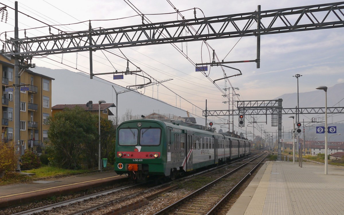 TRENORD Triebzug Le562 019+ALe582 019 'Gavia' unterwegs nach Tirano.


2015-11-17 Colico 