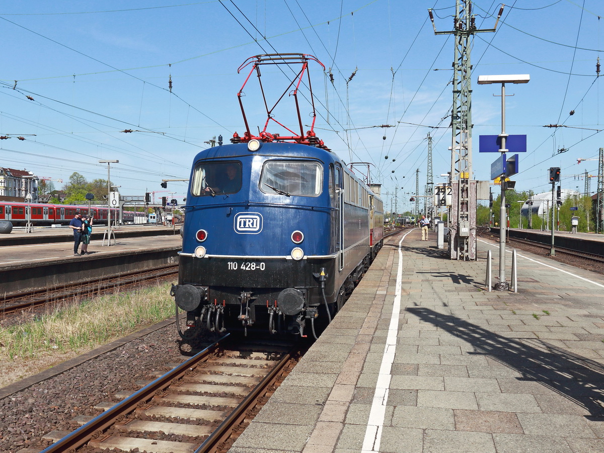 TRI 110 428-0 (9180 6 110 428-0 D-TRAIN) der Train Rental GmbH beim rangieren in Hamburg Altona am 22 April 2018.
