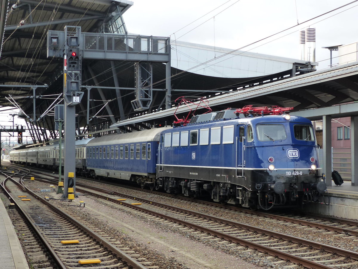 TRI 110 428-0 mit dem DPE 20863 nach Chemnitz Hbf, am 02.12.2017 in Erfurt Hbf.