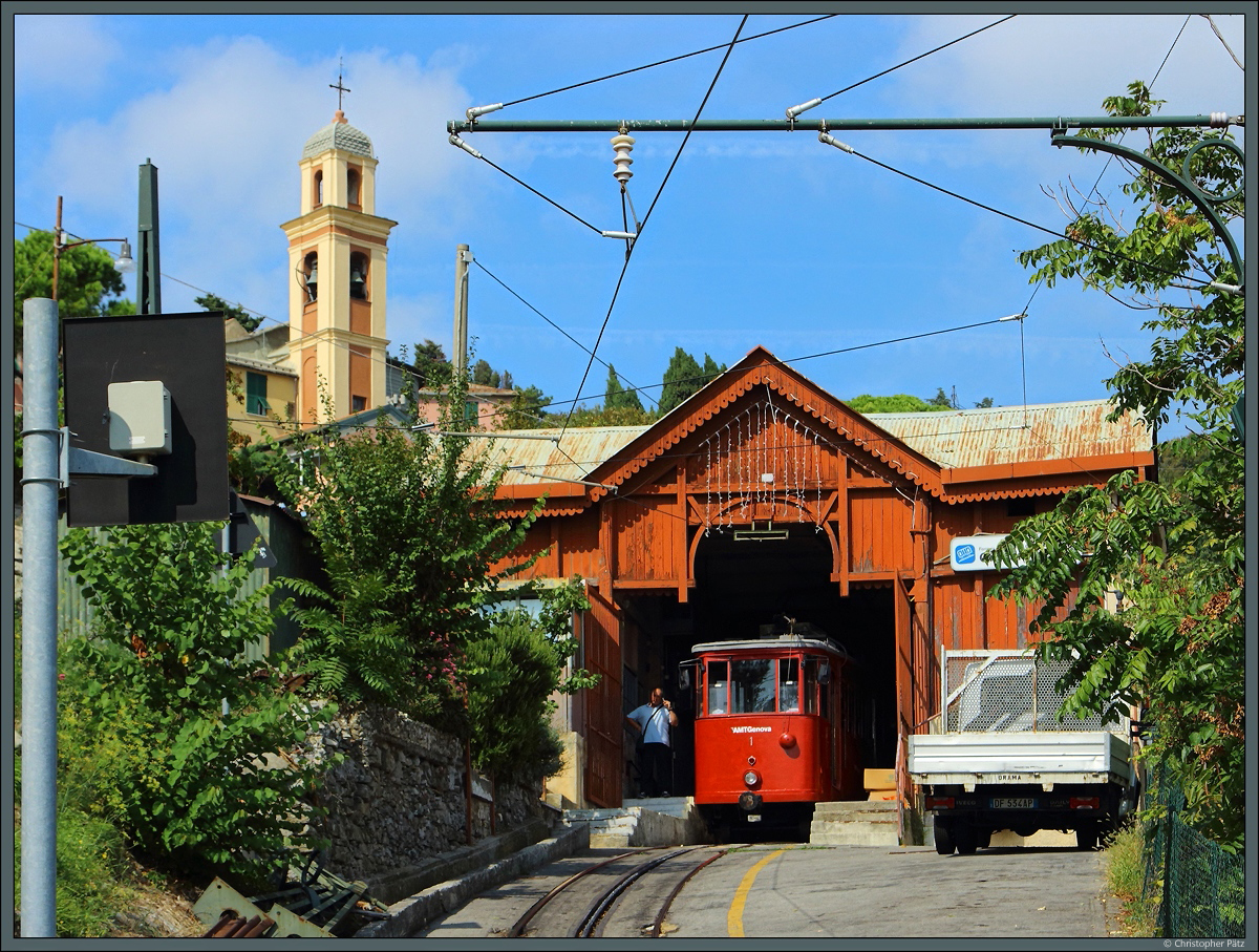 Triebwagen 1 der Zahnradbahn Principe - Granarolo wartet in der Bergstation Granarolo auf die Rückfahrt ins Tal. Auf 1,2 km Strecke überwindet die 1901 eröffnete Bahn 194 Höhenmeter. Links befindet sich die Kirche Santa Maria di Granarolo. (Genua, 22.09.2018)