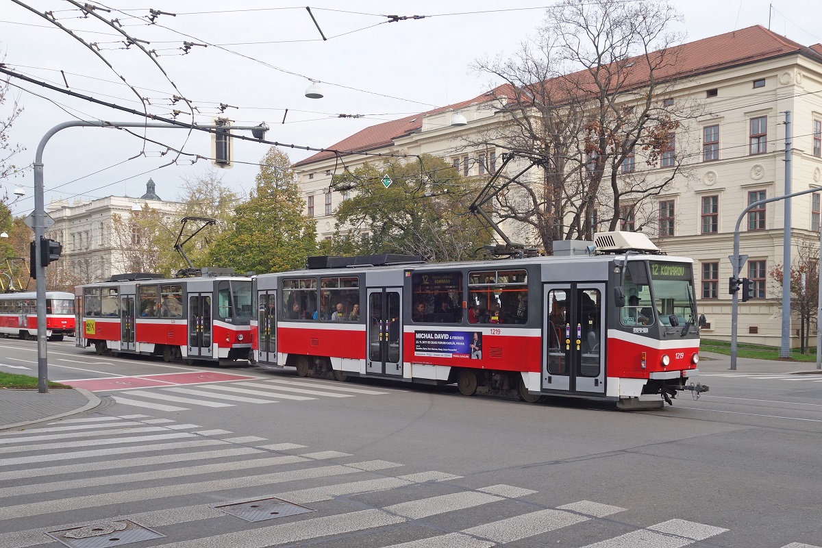 Triebwagen 1219, Linie 12, Brno Husova am 26.10.2017.