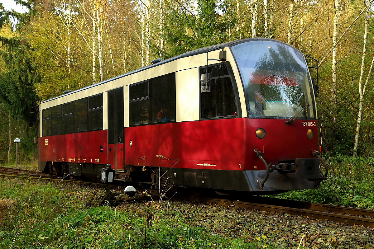 Triebwagen 187 015 als P8982 (Hasselfelde-Alexisbad) am 18.10.2014 kurz vor Einfahrt in den Haltepunkt Silberhütte (Anhalt). An der zu sehenden Weiche biegt das Anschlußgleis zum ehemaligen Heizwerk des einstigen VEB Pyrotechnik Silberhütte ab, über welches die Kohleanfuhr sichergestellt wurde. Der genannte Betrieb produzierte damals u.a. die in der DDR so heiß begehrten Silvester-Feuerwerksartikel, nach welchen man stundenlang anstehen mußte, um ein paar zu ergattern! Das Heizwerk existiert mittlerweile nicht mehr und auch von den Produktionsgebäuden sind nur noch einige traurige Ruinen übrig.