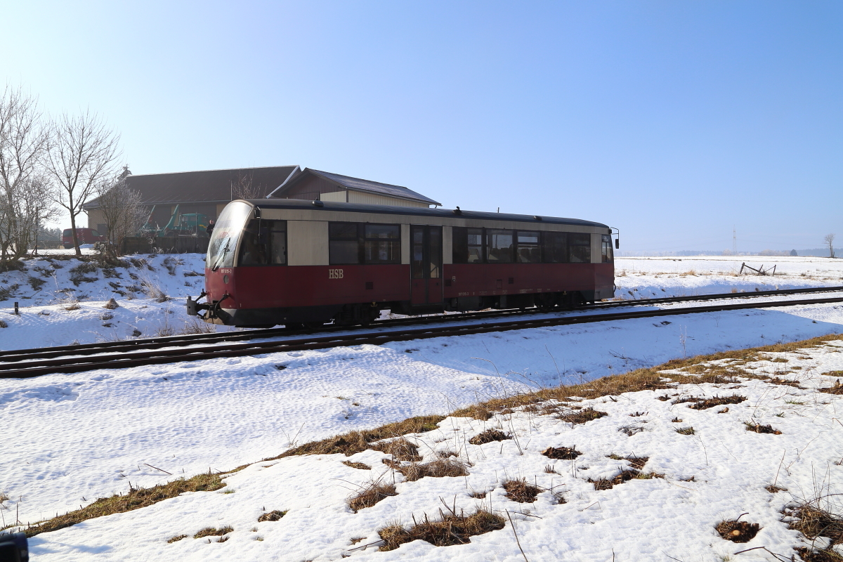 Triebwagen 187 015 am 15.02.2015 auf dem Streckengleis in Richtung Hasselfelde, während einer Rangierfahrt im Bahnhof Stiege. Das vordere Gleis gehört zur bekannten Stieger Wendeschleife.