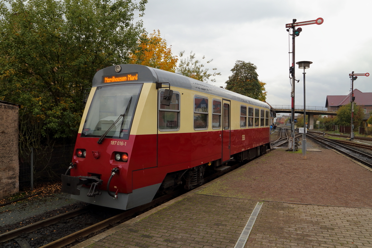 Triebwagen 187 016 am 17.10.2015 auf Gleis 2 im Bahnhof Nordhausen Nord. Soeben ist er aus Harzgerode kommend eingefahren und hat seine Fahrgäste abgesetzt. Bis zum nächsten Einsatz geht es für ihn jetzt zur Abstellung. Hier wartet er gerade auf die Freigabe zur Rangierfahrt.