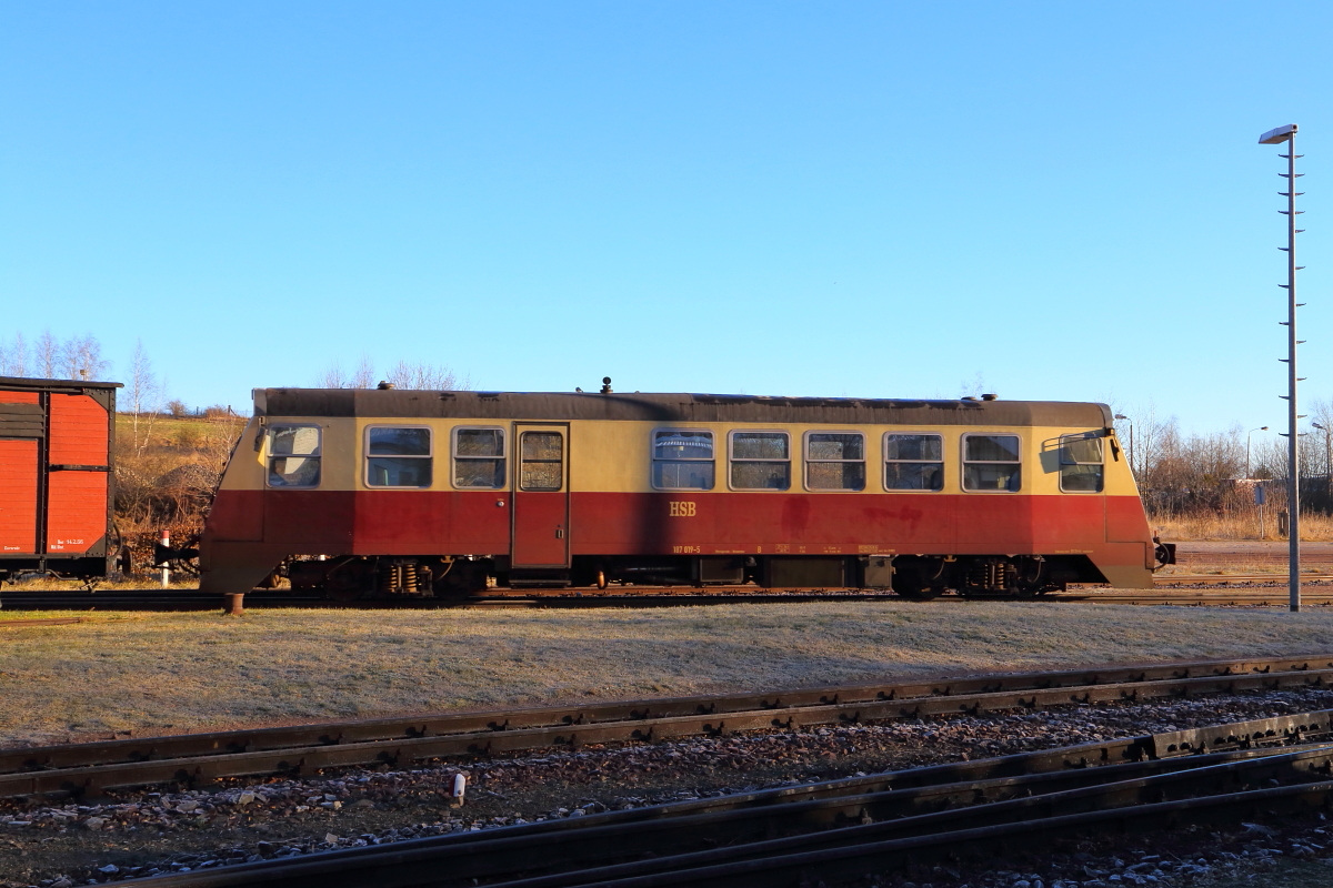 Triebwagen 187 019, als P8951 aus Quedlinburg kommend und mit Fahrziel Eisfelder Talmühle, am Morgen des 14.02.2015 bei der Einfahrt in den Bahnhof Gernrode.