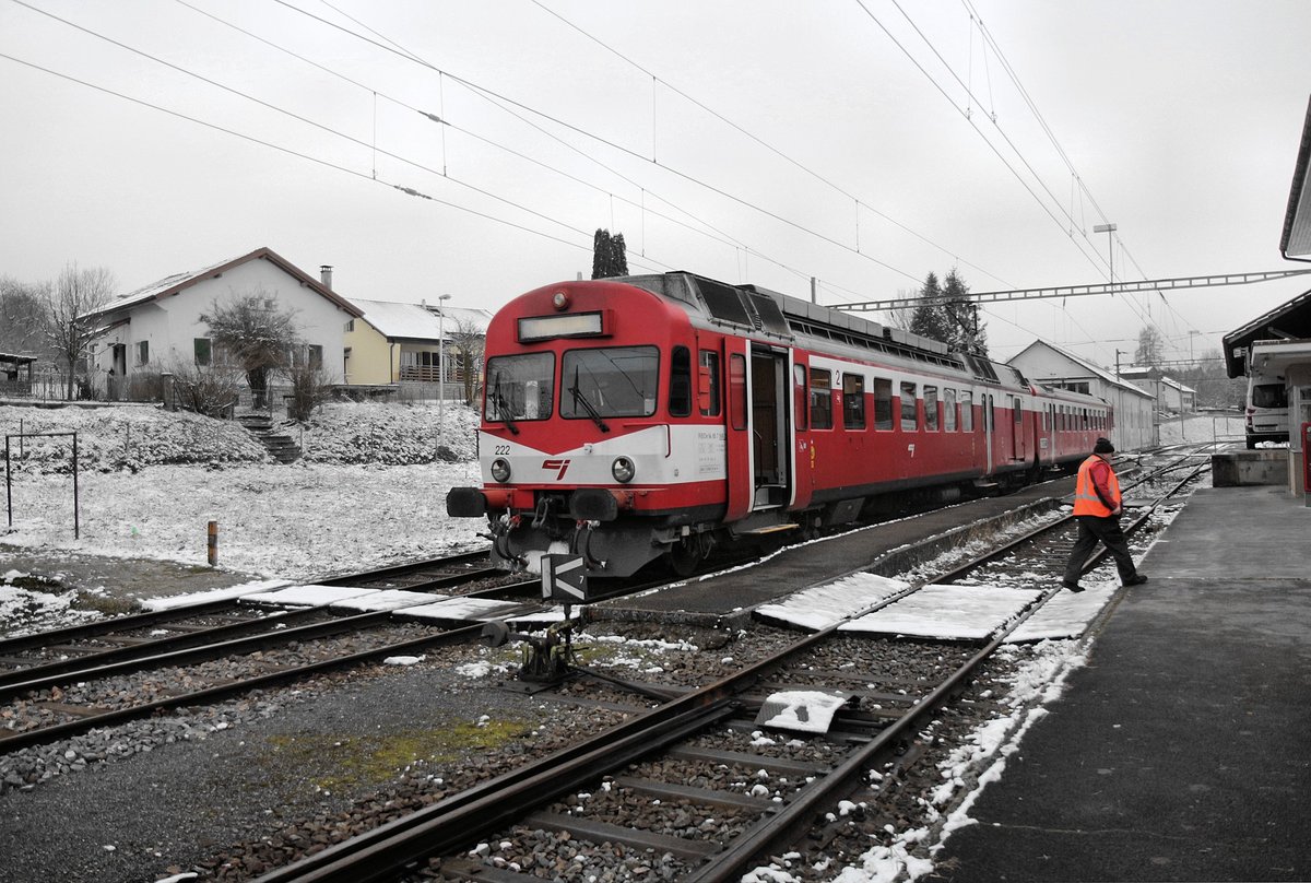 Triebwagen 222 + Steuerwagen ABt 922 mit Wagenführer im winterlichen Bonfol. Unter dem Signet CJ sind noch die Buchstaben  BLS  von seinem letzten Einsatzort Thun - Hasle Rüegsau deutlich sichtbar. 11.Januar 2019 