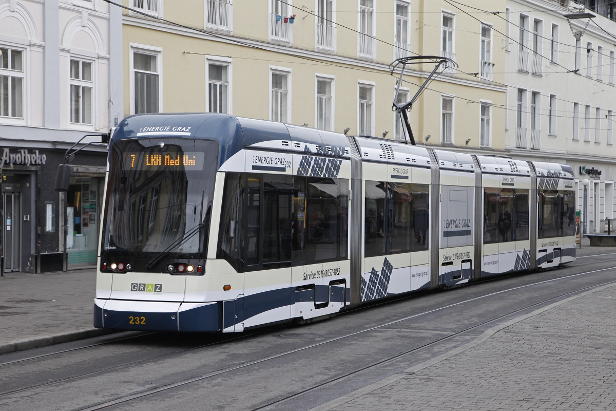 Triebwagen 232 als Linie 7 am Südtirolerplatz am 1.03.2017.