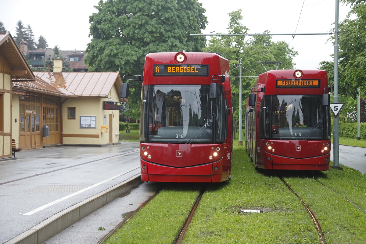 Triebwagen 318 und 313 stehen am 22.05.2015 in Igls.