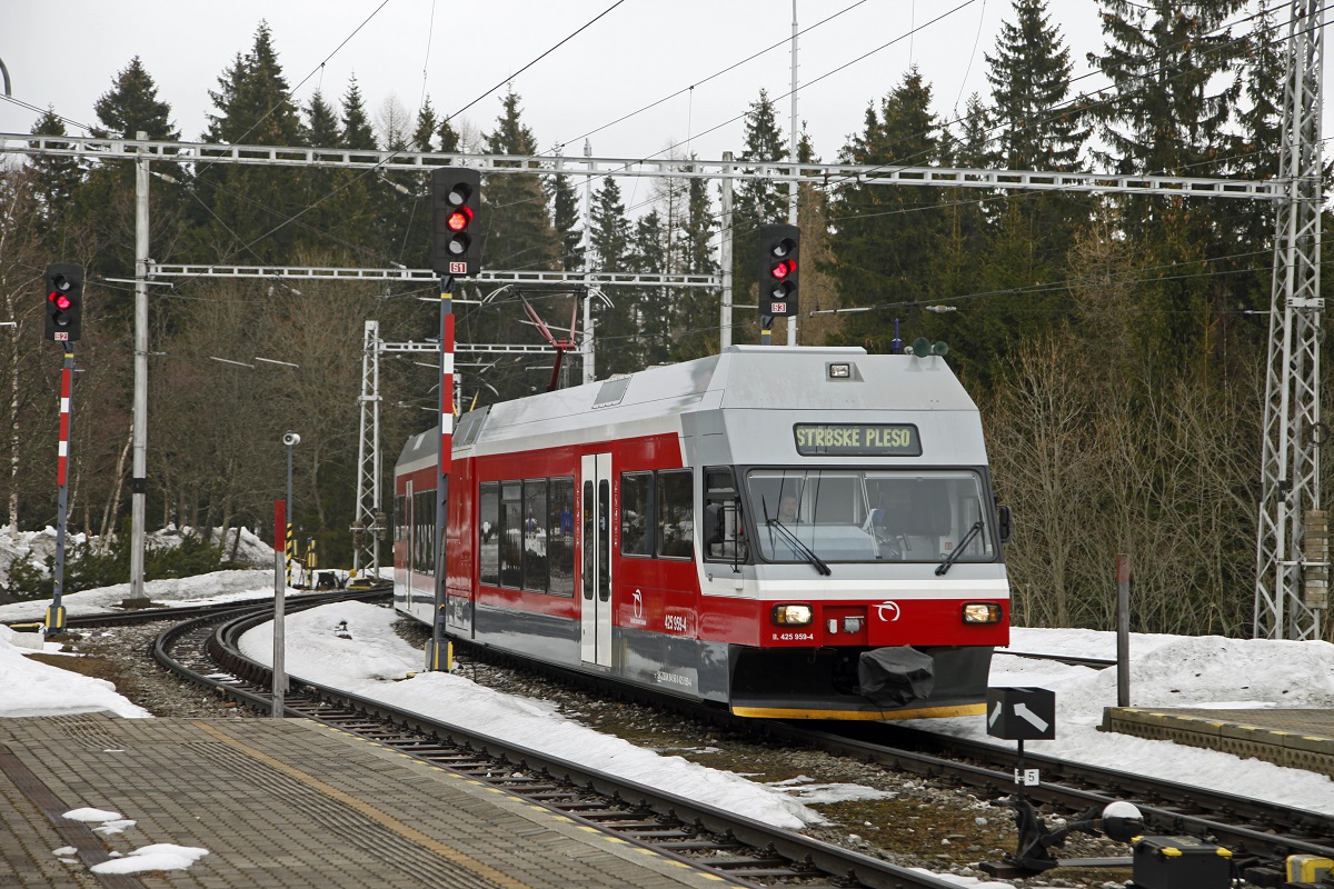 Triebwagen 425 959 fährt am 22.03.2017 in dem Bahnhof Strbske Pleso ein.