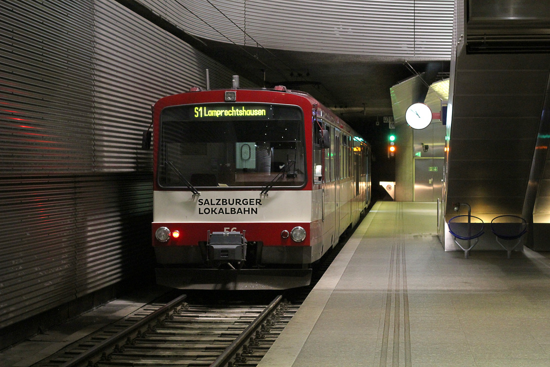Triebwagen 56 der Salzburger Lokalbahn im unterirdischen Bahnhof unterhalb des Salzburger Hauptbahnhofs.
Aufnahmedatum: 1. August 2016