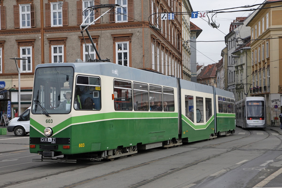 Triebwagen 603 auf Linie 6 ist am 1.03.2017 auf der Erzherzog Johann Brücke stadtauswärts unterwegs.