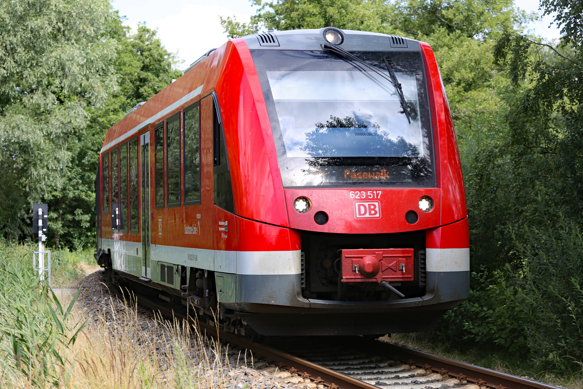 Triebwagen 623 517 zwischen den beiden Ueckermünder Haltepunkten auf der Fahrt nach Pasewalk. - 15.07.2018 - Aufgenommen an der Umlaufsperre Strandweg.
