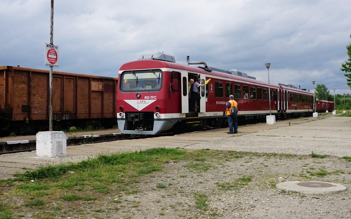 Triebwagen 78 3226-7 am 14.05.2018 in Valeni de Munte kurz vor der Ausfahrt nach Ploiesti-Süd.
Der Zugführer mit der gelben Fahne (nebst Pfeife ein wichtiges Utensil) gibt bereits das Signal zur Abfahrt.