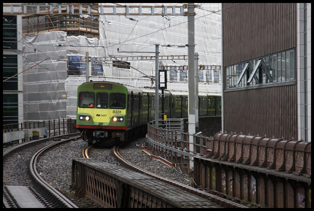 Triebwagen Dart 8331 erreicht hier am 20.9.2018 um 13.08 Uhr den Bahnhof Pearse Station in Dublin.