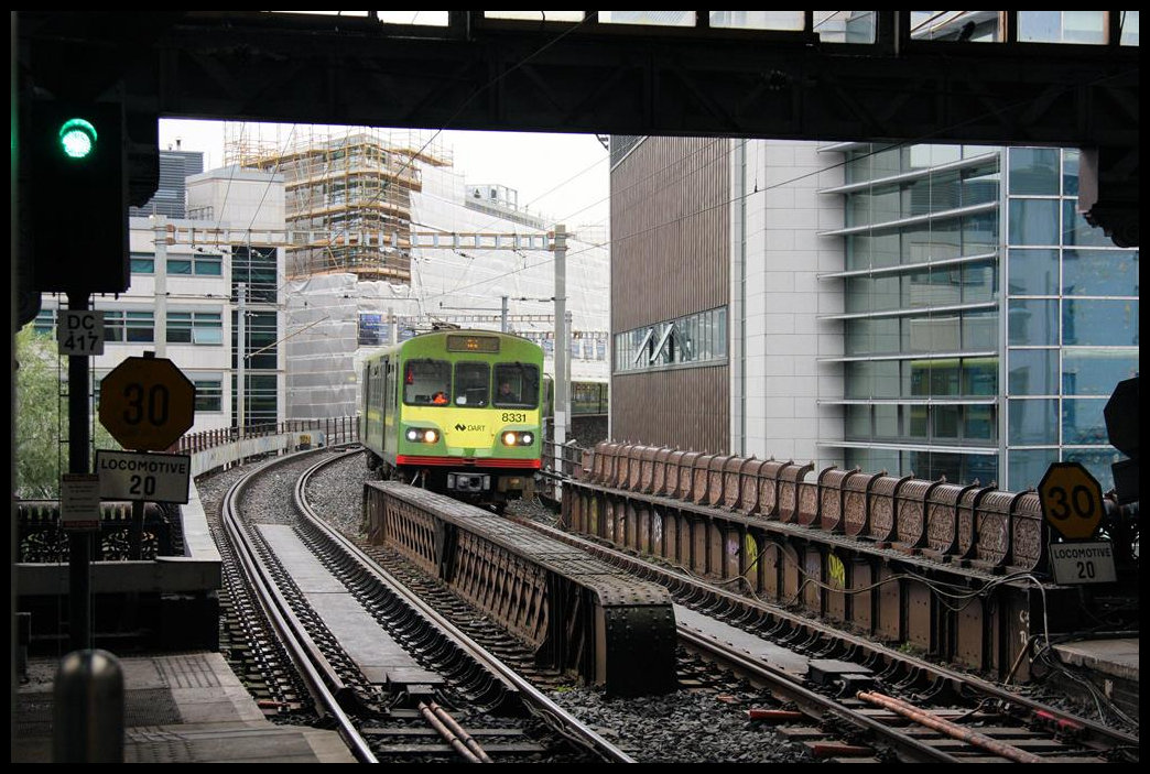 Triebwagen Dart 8331 fährt hier am 20.9.2018 um 13.08 Uhr in den hoch gelegenen Bahnhof Pearse Station in Dublin ein.