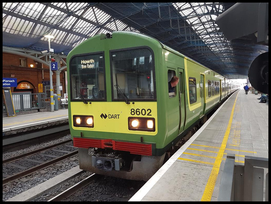 Triebwagen Dart 8602 nach Howth steht hier am 20.9.2018 abfahrbereit am Bahnsteig 1 im Bahnhof Pearse Statin in Dublin.