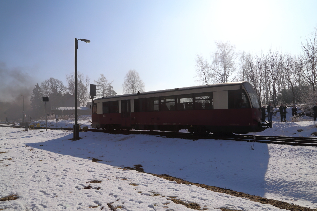 Triebwagen im Gegenlicht! Gerade hat hier 187 015 am 15.02.2015 den Stieger Bahnhof auf dem Hasselfelder Streckengleis verlassen, um auf ein anderes Bahnhofsgleis zu wechseln. Danach setzt er als P8952 seine Fahrt nach Quedlinburg fort.