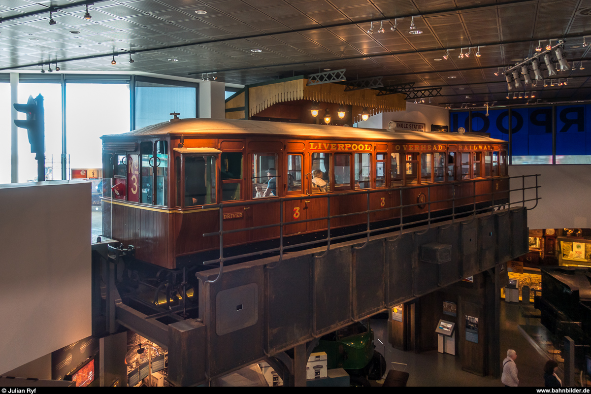 Triebwagen Nr. 3 ist das einzige erhaltene Fahrzeug in Originalausführung der von 1893 bis 1956 entlang des Hafens von Liverpool betriebenen Liverpool Overhead Railway und steht heute im Liverpool Museum, unweit der früheren Strecke. Aufgenommen am 18. August 2017.