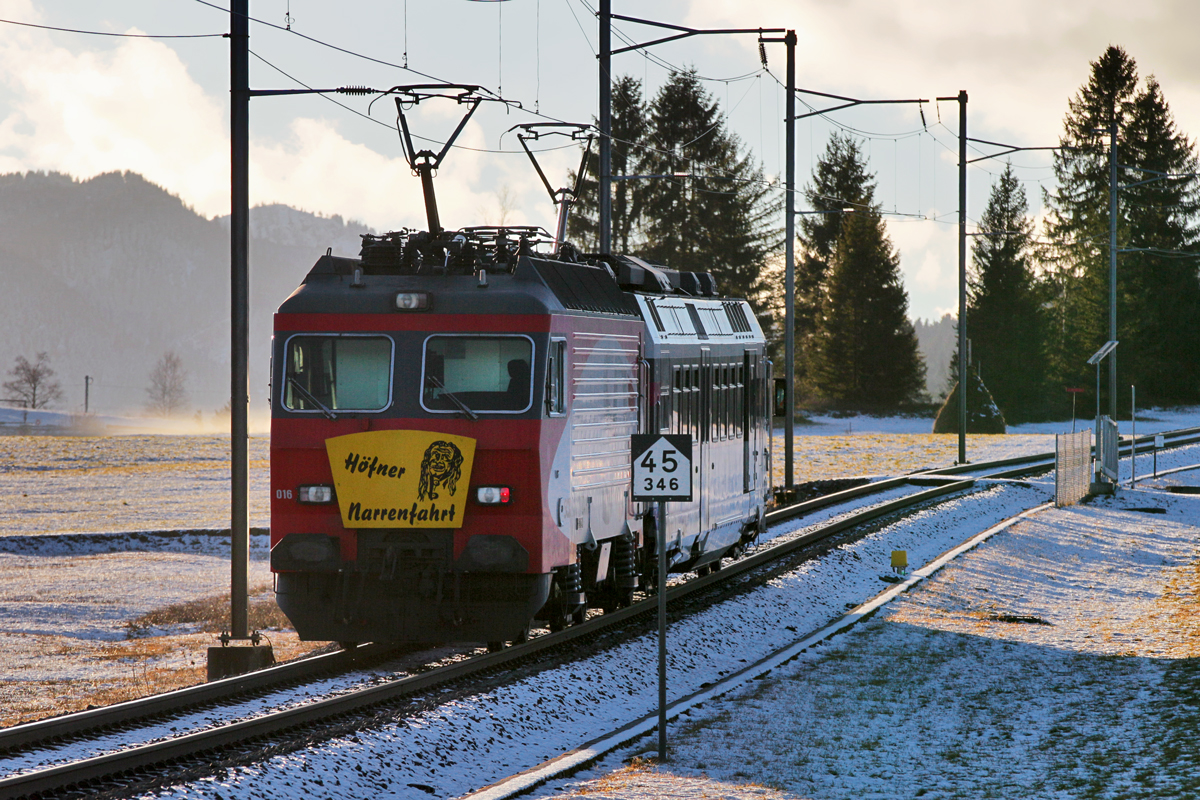 Triebwagen RBDe 561 081 fährt zusammen mir der E-Lok Re 456 081 als  Höfner Narrenfahrt  in Altmatt vorüber.Bild vom 5.1.2016