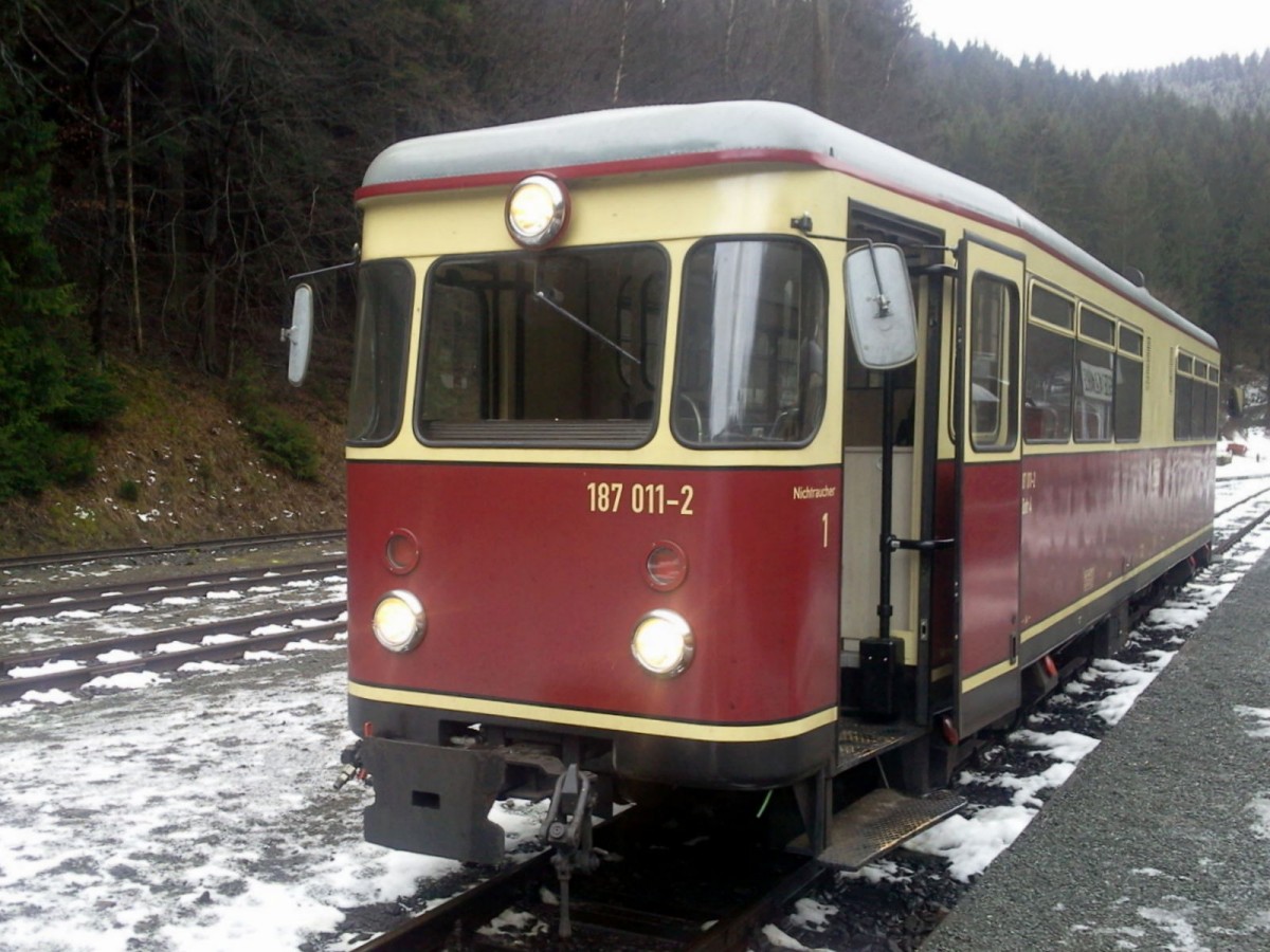 Triebwagen von der Selketalbahn im Harz , am 13.1. 16 im Bahnhof Eisfelder Talmühle.