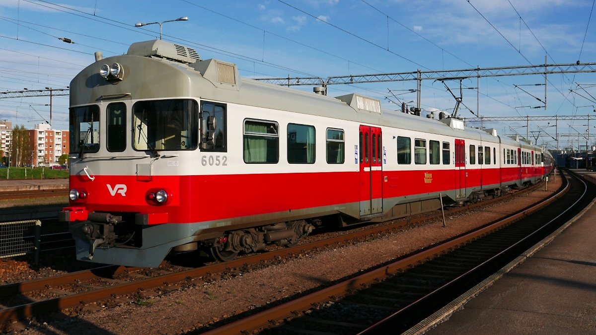 Triebwagen Sm2 6052 der VR im Bahnhof Riihimäki, 20.5.15