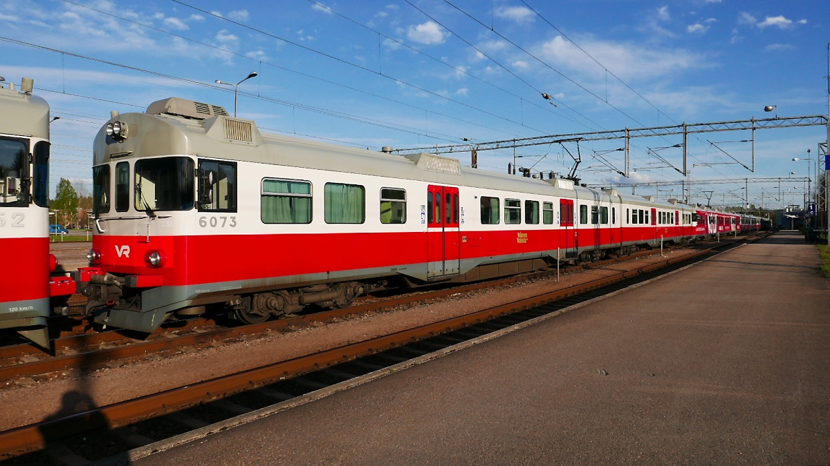 Triebwagen Sm2 6073 der VR im Bahnhof Riihimäki, 20.5.15