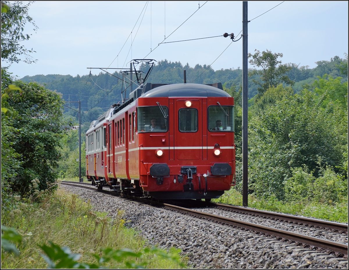 Triebwagentreffen Koblenz, August 2017. Am Rhein entlang bei Schwaderloch fhrt SZU BDe 4/4 92 mit dem EAV-Triebwagen der WM, BDe 4/4 2, Richtung Koblenz zurck. 