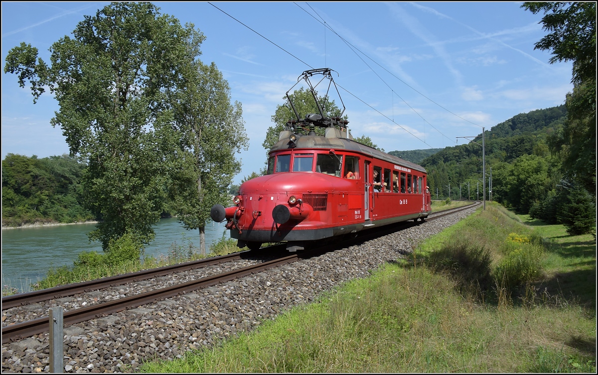 Triebwagentreffen Koblenz, August 2017. Der Rote Pfeil RBe 2/4 1007 der OeBB entlang des Rheins bei Schwaderloch zu sehen. 