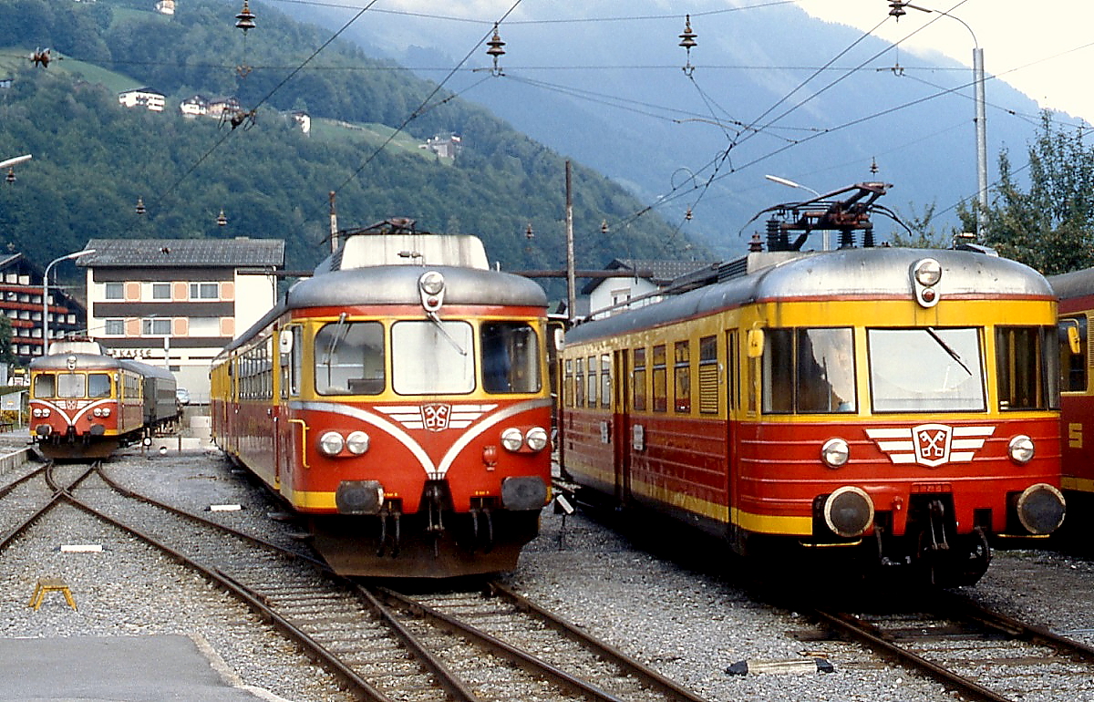 Triebwagenvielfalt bei der Montafonerbahn im August 1982 im Bahnhof Schruns. Rechts der 1950 für die Bad Eilsener Kleinbahn gebaute und nach deren Einstellung 1967 an die Montafonerbahn verkaufte ET 10.101. 1991 wurde er an Stern & Hafferl für den Einsatz auf der Lokalbahn Lambach-Haag weiterveräußert. In der Mitte und links im Hintergrund die ET 10.103 und 10.104. Die Triebwagen wurden 1935 von Lindner in Ammendorf als VT 63 905 und 907 für die DR gebaut und 1961 ins Montafon verkauft. Dort wurden sie zu Elektrotriebwagen umgebaut und bis 2008 zwischen Bludenz und Schruns eingesetzt.