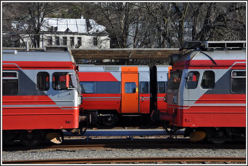Triebzüge der Reihe 69 bestreiten den Vorortsverkehr in Bergen. (15.03.2015)