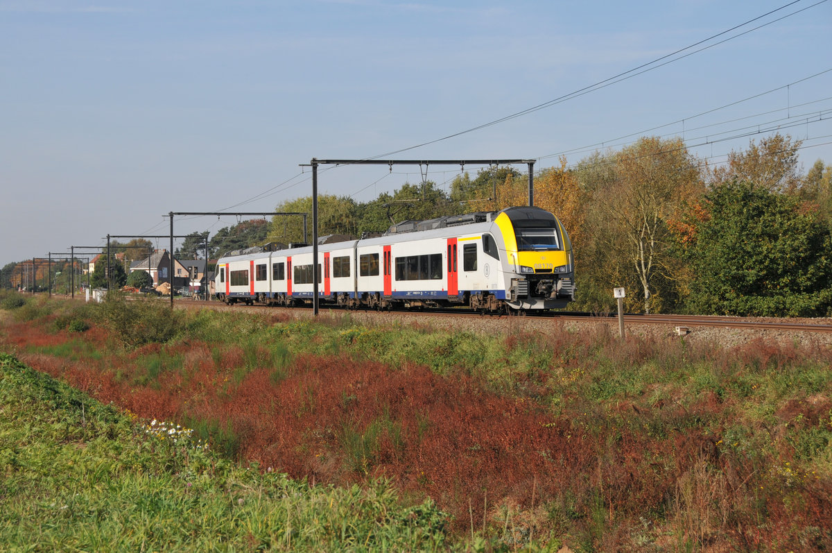 Triebzug 08170 der Serie 08 auf dem Weg gen Hasselt. Aufgenommen am 18/10/2017 bei Lummen.