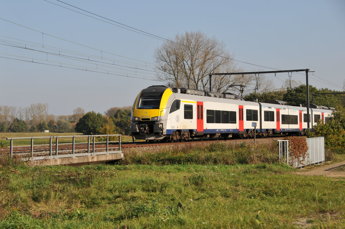 Triebzug 08204 als L-Zug 2485 Hasselt - Leuven am 18/10/2017 in Lummen.