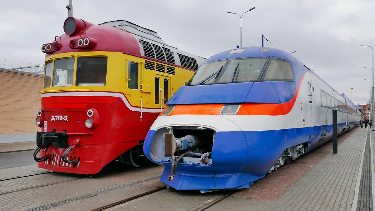 Triebzug ЭС250 (ES250) ohne Beschriftung auf dem Freigelände des Russischen Eisenbahnmuseums in St. Petersburg, 4.11.2017