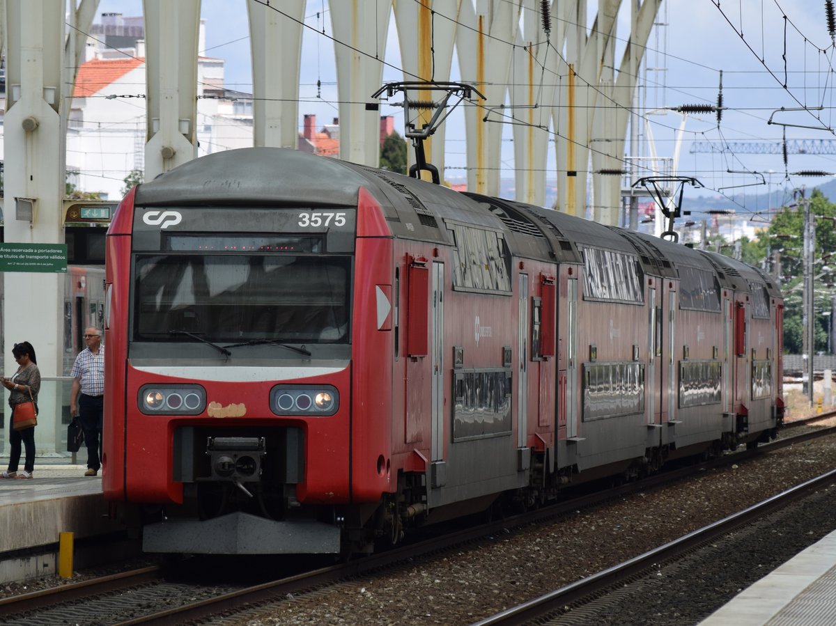 Triebzug 3575 wartet auf Abfahrt am 06.06.2017 im Bahnhof Lissabon Oriente