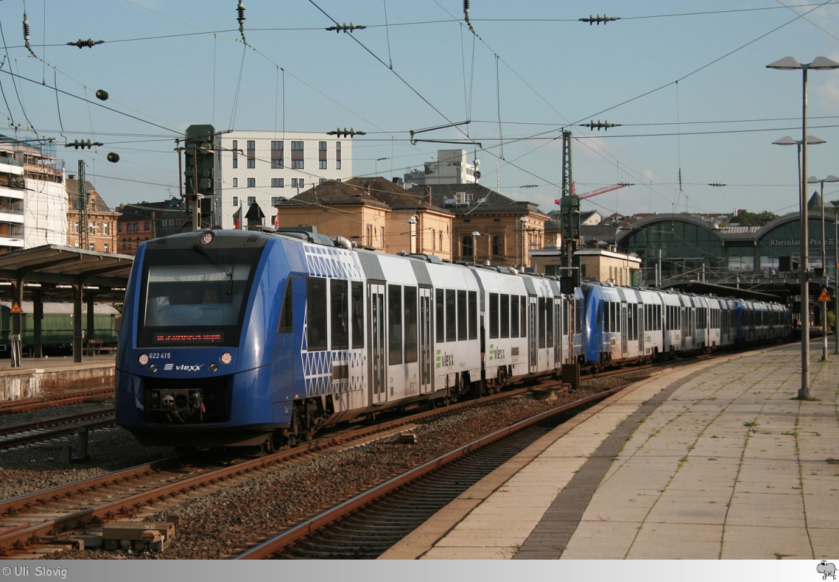 Triebzug 622 415 der Vlexx verlässt am 21. September 2015 den Mainzer Hauptbahnhof.