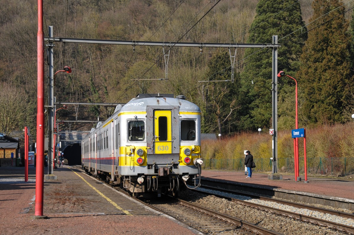 Triebzug 630 der Serie AM 66 als L5586 Marloie -Liers beim Halt in Esneux am 17/03/2016.