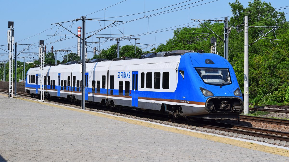 Triebzug 94-53-0-141002-0 der Softrans als IR nach Constanta mal ohne Werbeverkleidung am 06.05.2018 im Bahnhof Bucuresti Baneasa