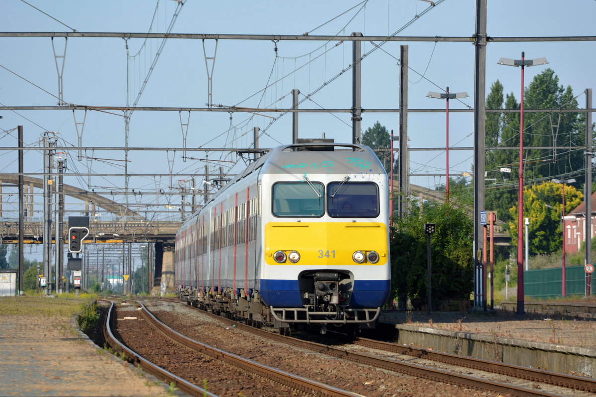 Triebzug 94 88 080 341 2-8 kam am 15.7 als IC3228 nach Courtrai/Kortrijk in Mouscron/Mouskroen eingefahren.

Mouscron/Mouskroen 15.07.2016