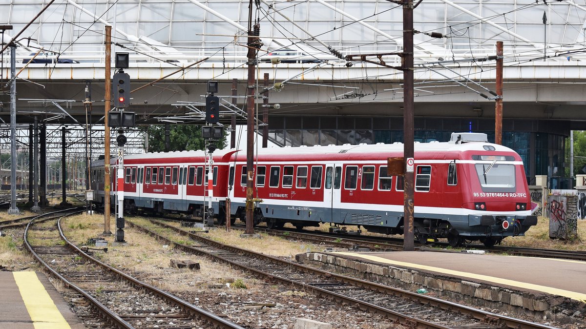 Triebzug 95-53-0-9-76-1464-0 der Transferoviar Calatori am 14.08.2017 kurz nach der Abreise aus dem bukarester Nordbahnhof