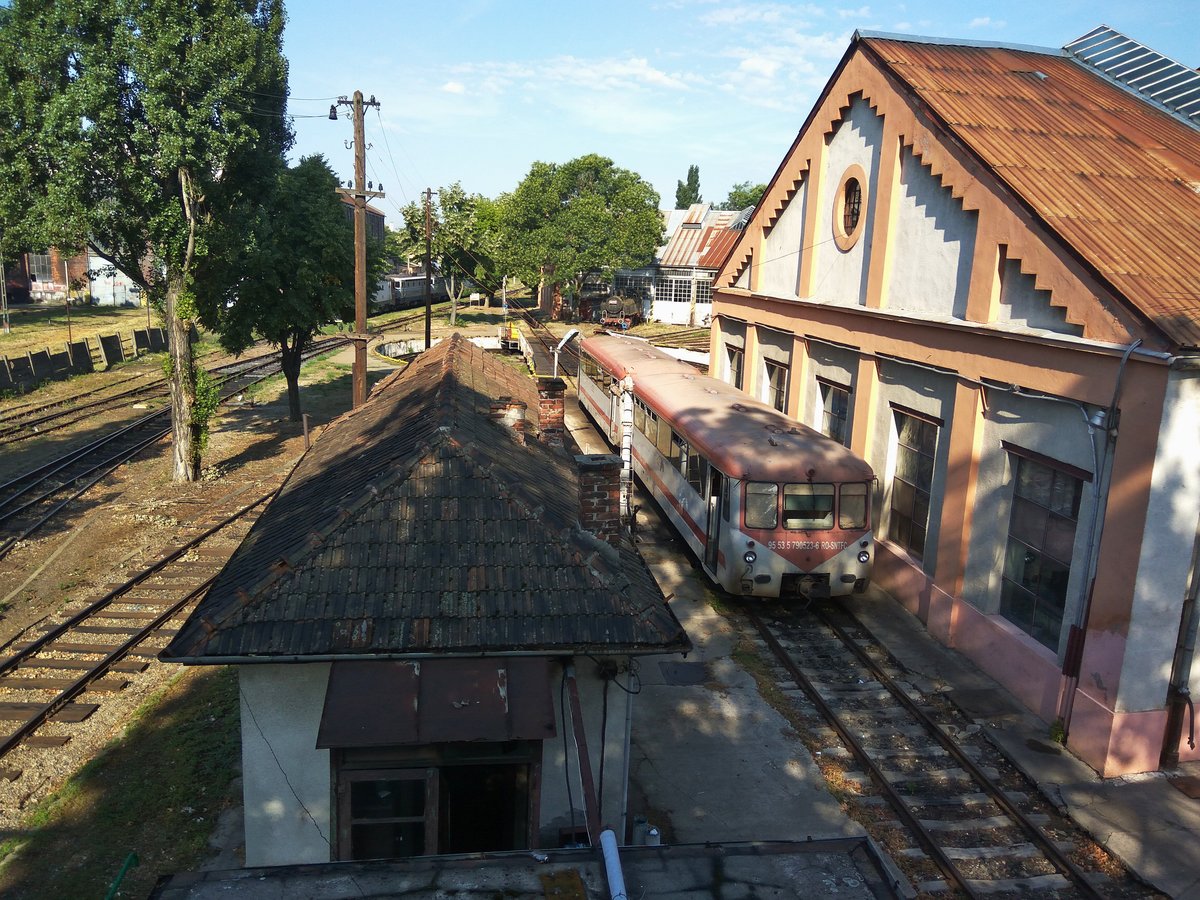 Triebzug 95-53-5-790523-6 stand am 08.07.2017 geparkt im Betriebswerk Timisoara. Im Hintergrund kann man eine Dampflok der Baureihe 131.000 sehen. Das Foto wurde von der Fussgängerbrücke über den BW geschossen.