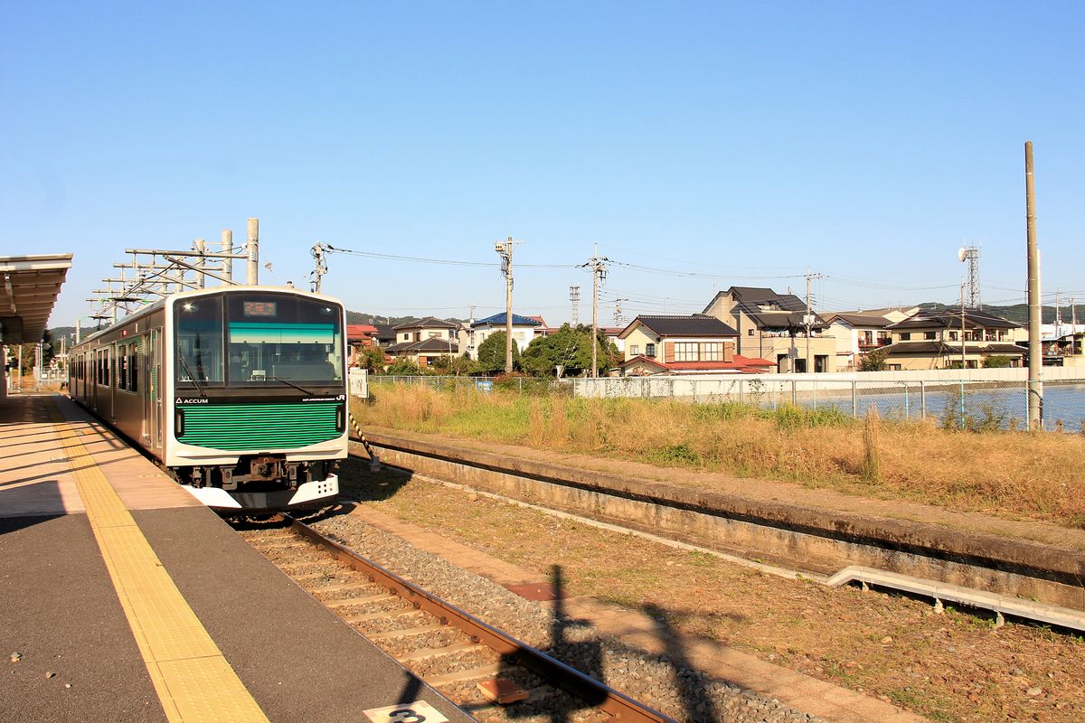 Triebzug  Accum  EV-E301 mit Energiebezug aus Energiespeicher an der Endstation Karasuyama. Hier  tankt  er beschaulich Energie auf; die Rückfahrt auf dieser frequenzschwachen Linie erfolgt erst in einer Stunde. 15.Oktober 2016. 