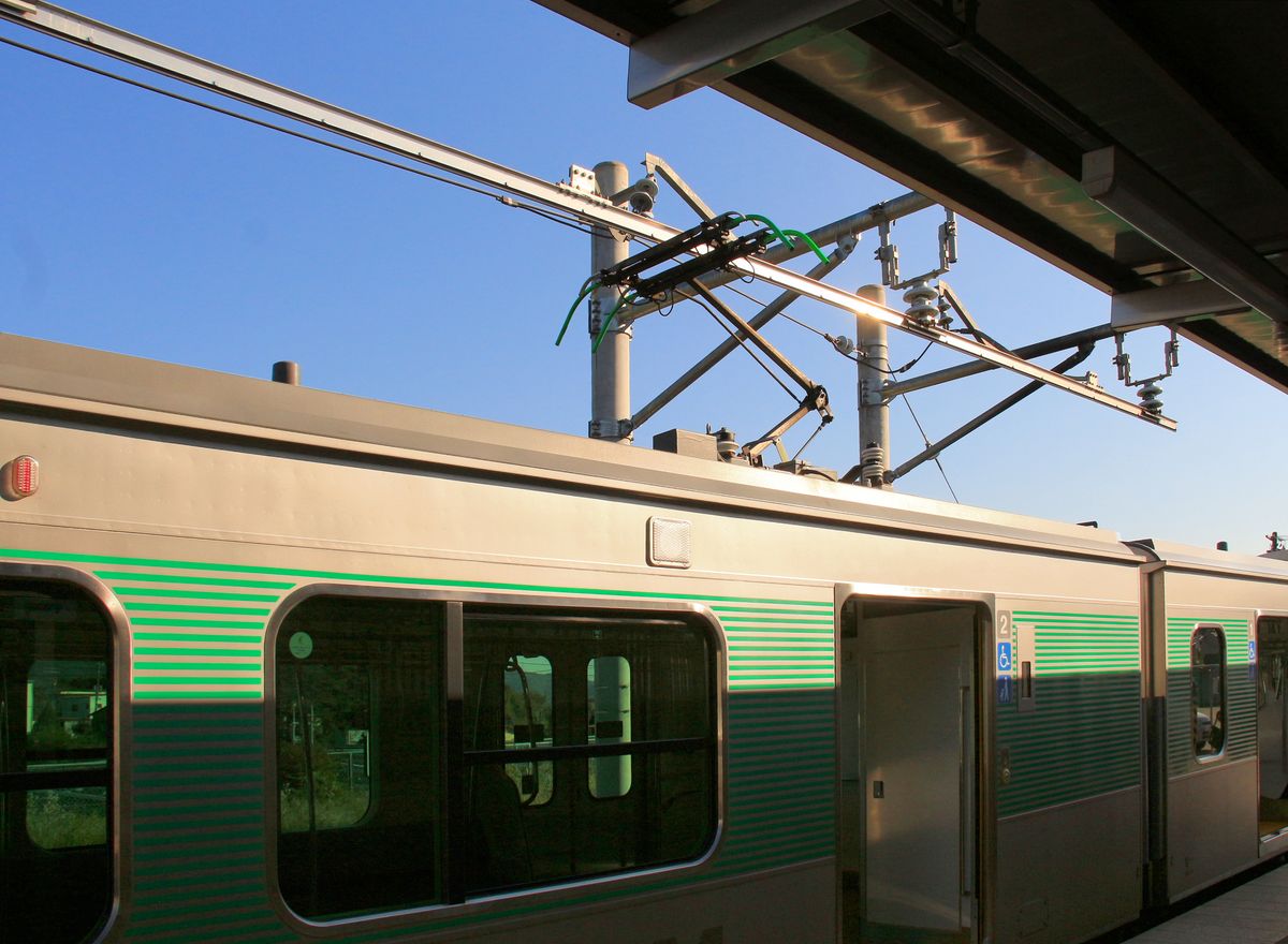 Triebzug  Accum  mit Energiebezug aus Energiespeicher: an der Endstation Karasuyama wird der Pantograph gehoben zur Einspeisung von Energie. 15.Oktober 2016.