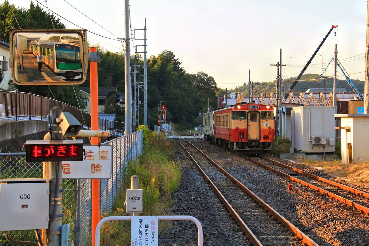 Triebzug  Accum  mit Energiebezug aus Energiespeicher: An der Kreuzungsstation Ôgane kommt der andere Zug in Form von zwei Dieseltriebwagen Serie KIHA 40 (gebaut späte 1970er Jahre) entgegen. 15.Oktober 2016. 