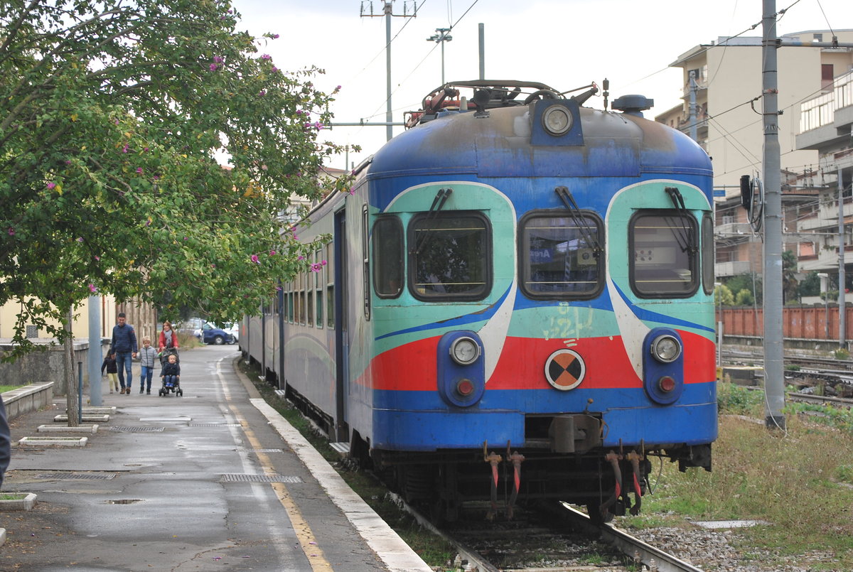 Triebzug ALe 054 der LFI rangiert im Bhf Arezzo. Bild vom 8. Oktober 2016.